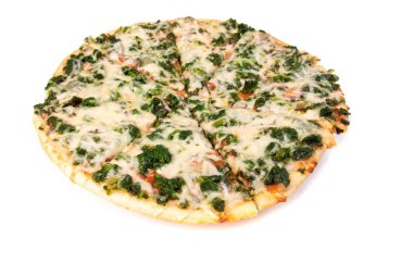 beyaz izole dilimlenmiş ıspanaklı pizza