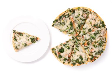 Ispanak pizza üzerinde beyaz izole dilimlenmiş, tek parça bir plaka üstüne görüntülemek