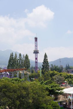 Gün boyunca yukarıdan görülen iniş kulesi ve hız treninin görüntüsü