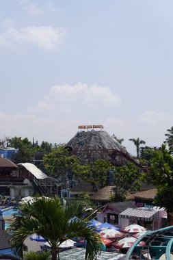 Suni bir dağın gündüz tema parkındaki bardak altlığı sürüşünün yeri olan yükseklikten görünüşü