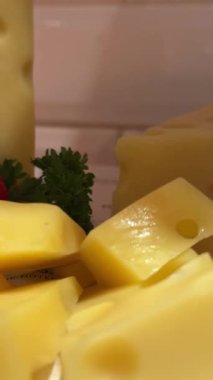 4K yakın plan beyaz ve kırmızı çedar peyniri. Yüksek kalite 4k görüntü