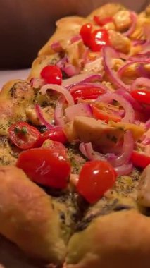 Gurme Pizzalar Bir Restoran Mutfağında Sıralanmış. Yeni pişmiş roka ve biberli pizzaların yakın çekimi. Catering ve italyan yemek konsepti. Yüksek kalite 4k görüntü