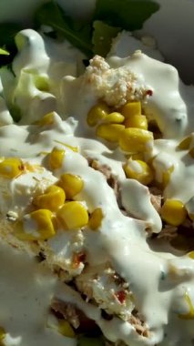 Ton balıklı yumurta salatası, sebzeli taze salata, canlı bir tat için sos. Yüksek kalite 4k görüntü