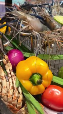 Mısır 'ın deniz ürünleri pazarında buz üzerinde sergilenen balık ve sebze garnitürlü taze karides ve midye, soğuk ve müşteriler için hazır. Yüksek kalite 4k görüntü