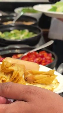 Büyük metal tepside taze pişmiş spagetti, mutfakta servis edilecek maşalar. Tabağa ketçap ekle