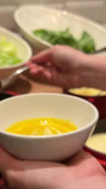 Kabak çorbası peyniriyle servis edilen zarif açık büfe masasında nefis sebzeler rahat dekoratif yemekler sağlıklı yemek atmosferi lezzetli öğle yemeği çeşitleri doğal dokular davetkar. 4k