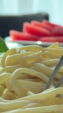 Ev yapımı makarna salatası ve dirsek makarna ve konserve ton balığı, havuç, mor lahana, domates, mısır, yeşil bezelye ve mayonez sosu ahşap masa üzerinde beyaz bir tabakta. Yüksek kalite 4k görüntü