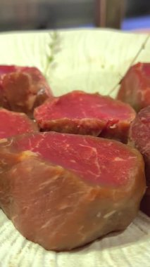 Sığır eti. Çiğ sığır filetosu eti, pişirmek için malzemeli biftek. Stock video, 4K, en iyi görüntü. Yüksek kalite 4k görüntü