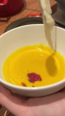 Kremalı ve organik kabak tohumlu sağlıklı balkabağı çorbası. Yüksek kalite 4k görüntü