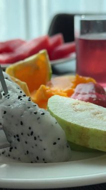 Beyaz Ejderha Meyve Döndürme Atışını kapat. Pitahaya Dilimlenmiş Parçalar Arkaplanı. Yüksek kalite 4k görüntü