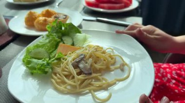 Domatesli ve brokolili ton balığı salatası. Yüksek kalite 4k görüntü