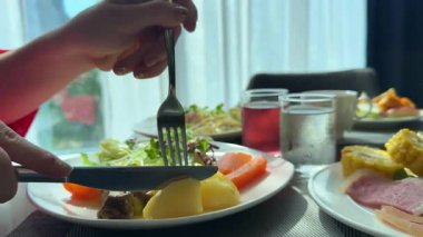 Yemek masası patatesleri doğramış et suyu farklı yemekler ve salata. Yüksek kalite 4k görüntü