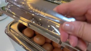 Büfede çırpılmış yumurta tepsisi. Yumurta büfesi tepsisi. Yüksek kalite 4k görüntü