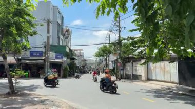 Vietnam sokaklarında Saigon 'da insanlar motosikletle çöp topluyor. Vietnam Ho Chi Minh 09.04.2025