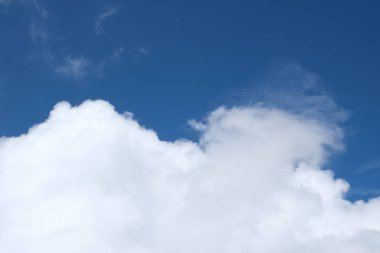 Açık mavi gökyüzü ve birkaç bulut. Gökyüzü çok parlak ve bulutlar her yere dağılmış. Yüksek kalite fotoğraf