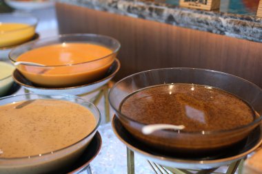 Dünya çapındaki mutfaklardan bir dizi çorba, sağlıklı yiyecekler. Mantarlı krema çorbası, Asya balık çorbası, etli çorba - solyanka, Rus çorbası, rustik ahşap arka planda tavuk çorbası. Üst Manzara. Yüksek