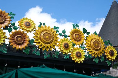Gün batımında Ba Na Hills Parkı 'ndaki bir Fransız köyünde güzel bir ortaçağ taş kasabası. Da Nang, Vietnam. Yüksek kalite fotoğraf