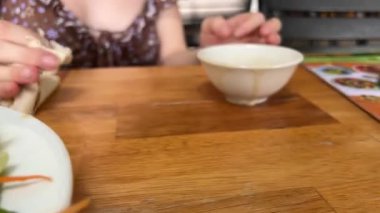 Restorandaki peçete soslu masayı siliyor. Kendine iyi bak. Yüksek kalite 4k görüntü