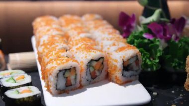 Çeşitli suşi yuvarlama tabakları: somon, ton balığı ve California Rolls Royce. Yüksek kalite 4k görüntü