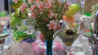 Zarif çiçek aranjmanları ve güzel kristal cam eşyalar olan zarif bir yemek düzeni. Yüksek kalite 4k görüntü