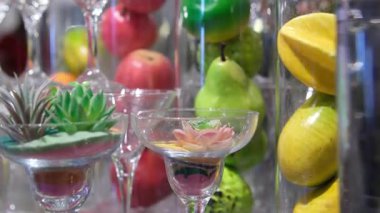 Plastik meyveler masayı süslüyor. Yüksek kalite 4k görüntü