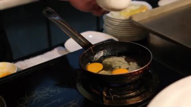 Yavaşça yakınlaştır. Çift sarılı yumurta kızartıyorum. Tavada sahanda yumurta. Tencerede yemek. Çift yumurta. Kızartma panosunda yumurta yapıyorum. Yemek vakti. Sahanda yumurta, yakın çekim. Kızarmış yemek. 