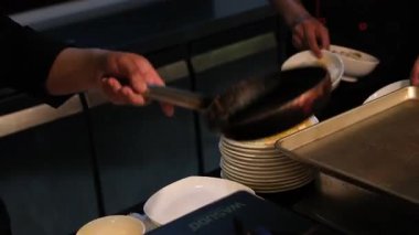 Bir kadının spatulayla tavadan yumurta çıkarırken çekilmiş detaylı bir fotoğrafı. Tipik Kolombiya kahvaltısını hazırlıyor. Yüksek kalite 4k görüntü