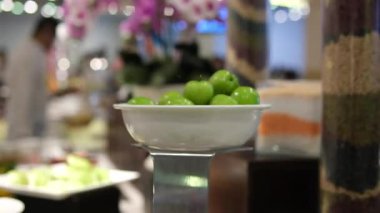 Düğün büfesinde farklı taze meyveler. Meyveler ve böğürtlenler düğün masası dekorasyonu. Açık büfe meyve şarabı şampanyası. Düğün masası dekorasyonu. Kiraz. Yüksek kalite 4k görüntü