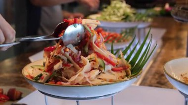 Taze mangolu tavuk salatası ve avokado sağlıklı, canlı, besleyici, ferahlatıcı yemek öğle yemeği için mükemmel, hafif yemekler, sağlık kaseleri, temiz yemek ve gurme salataları. Yüksek kalite 4k görüntü