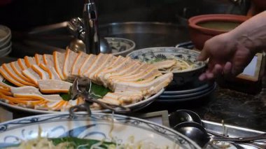 Fıstıklı Mortadella, daire şeklinde dönüyor. Geleneksel İtalyan Bologna eti, Turning. Fıstıklı klasik İtalyan meze eti. Yüksek kalite 4k görüntü