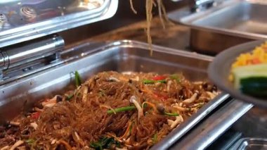 Açık büfe tabak erişteli cam mermerli sebzeli karides ve deniz ürünleri, sebzeler, baharatlar ve koyu beton zemin üzerinde soya soslu cam şehriye. Yüksek kalite 4k görüntü