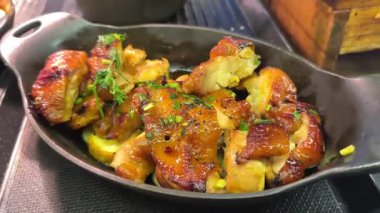 Lezzetli ızgara tavuk göğsü. Taze taze soğanla süslenmiş. Tadı ve cazibesi için. Yüksek kalite 4k görüntü