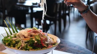 Kore usulü saşimi taze otlar, acı sos ve sarımsakla servis edilir. Lokantalar çiğ balığı marulla sarıp eşsiz, dengeli bir tat için canlı tatlar ekliyorlar. Çiğ gıda konsepti. Yüksek kalite 4k