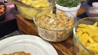 Makarna pişirme, kremalı tavuk ıspanağı karışımı, ev mutfağı, otantik yemek hazırlama, vitrin aşçılığı, sıcaklık ve ev yapımı tatlar. Yüksek kalite 4k görüntü