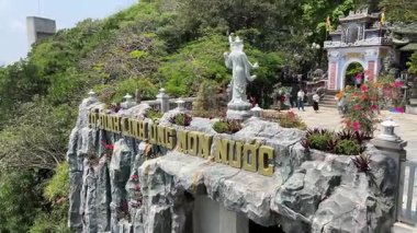 Budist tapınağı. Görkemli Mermer Dağlar. Da Nang Vietnam. Hava aracı görüntüsü. Da Nang Vietnam 09.04.2025