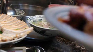 Açık büfe tabağı doldurur. Sağlıklı yiyecekler. Siyah arka planda fasulye filizlenir. Yüksek kalite 4k görüntü