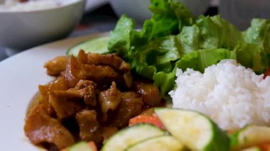 Pirinç fasulyesi ızgara tavuk biftek salatası, farofa. Yüksek kalite 4k görüntü