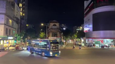Şehir içi gece trafiği şehir yaşamının ortasında şehir gökdelenleriyle dolu bir otoyolda. Vietnam Ho Chi Minh 09.07.2025