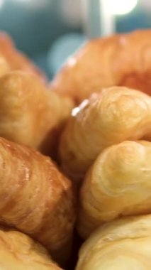 Fırında kruvasan var. Yakından. Yüksek kalite 4k görüntü