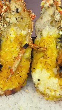 Peynirli karides kızartması ve üstüne de yeşillik. Geleneksel yemek. Festival sokak yemekleri. Yüksek kalite 4k görüntü