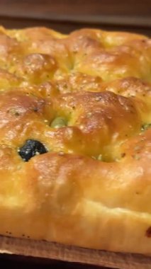İtalya 'nın Bergamo kentindeki fırının tezgahında İtalyan Focaccia pizzası. Yüksek kaliteli FullHD görüntüler. Yüksek kalite 4k görüntü