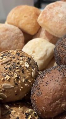 Taze pişmiş ekmek ve rulo çeşitleri. Yüksek kalite 4k görüntü