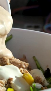 Ballı hardallı zeytinyağı soslu salata. Domatesli sağlıklı İtalyan salatası, mozzarella peyniri, kızarmış ekmek, yeşiller, kapari ve mor soğan. Yüksek kalite 4k görüntü