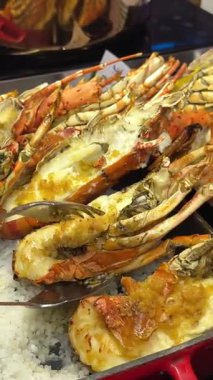 İspanya 'nın Guarda kentinde düzenlenen geleneksel Istakoz Festivali' nde ızgara taze ıstakoz servis ediliyor. Kuzey İspanya 'nın Atlantik Okyanusu kıyısında yerel deniz ürünleri kutlaması. 