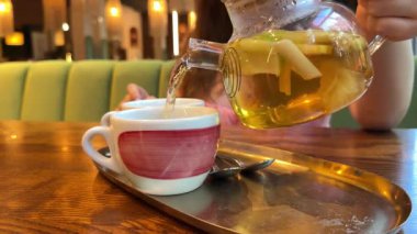 Çay içme, çay odası, çay demleme metodu. Elma, limon ve diğer meyveli çay