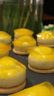 Rengarenk pastalar ve pastalar sergileniyor. Seçimde meyve soslu katmanlı dilimler, böğürtlenli kremalar ve çikolata kaplı tatlılar yer alıyor..