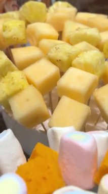 Makarnanın üstünde yumuşak renkli şekerlemeler sergilenen el kamerasıyla çekilmiş. Yüksek kalite 4k görüntü