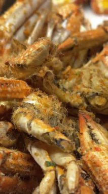 Büyük karidesler kızartma tavasında kızarır. Yüksek kalite 4k görüntü