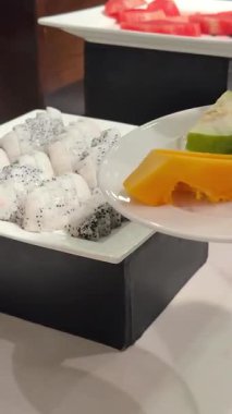 Lokantada ya da otelde atıştırmalık kanepesi olan açık büfe yemek masası. Yemek servisi, iş büfesi, kutlama organizasyonu için hazırlanan yemekler, doğum günü, parti ya da düğün. Yüksek kalite