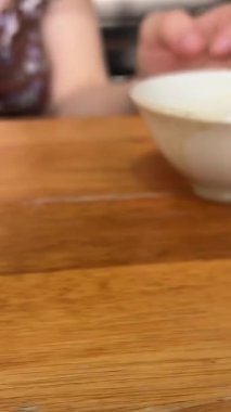 Restorandaki peçete soslu masayı siliyor. Kendine iyi bak. Yüksek kalite 4k görüntü